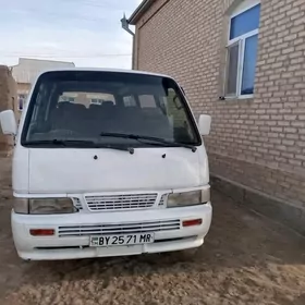 Nissan Urvan 2001