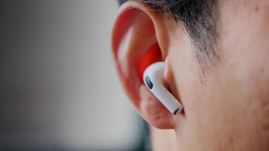 AirPods nauşnikleri gepleşikleri häzirki wagtda başga dile terjime edip biler