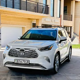 Toyota Highlander 2021