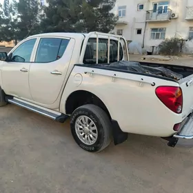 Mitsubishi L200 2012