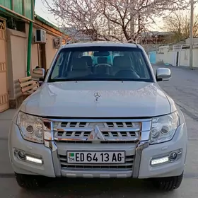 Mitsubishi Pajero 2015