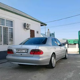 Mercedes-Benz W212 2001