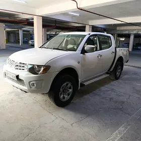 Mitsubishi L200 2011