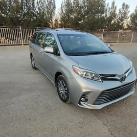 Toyota Sienna 2019