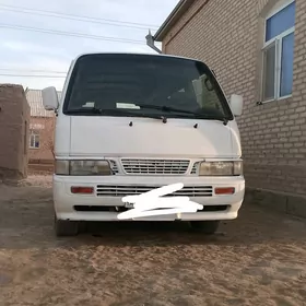 Nissan Urvan 2001