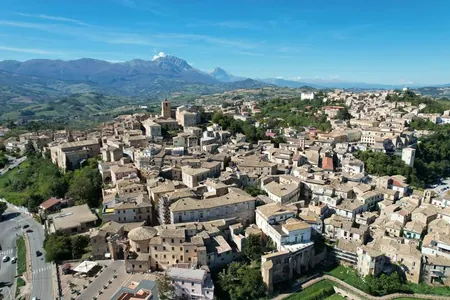 Ýene bir italýan şäheri 1 ýewrodan jaý satyn almagy teklip edýär