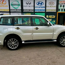 Mitsubishi Pajero 2015