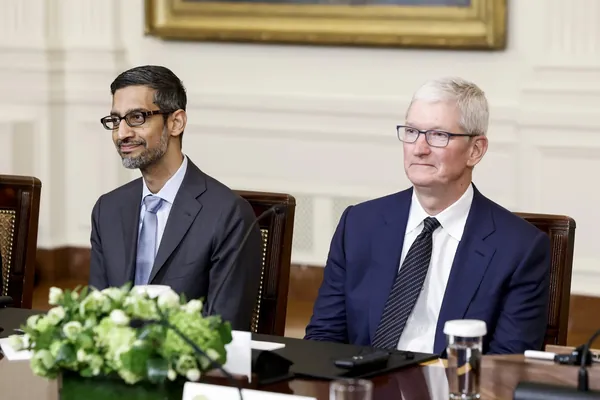 Ýewrokomissiýa Google bilen Apple-y bäsdeşlik düzgünlerini bozmakda aýyplaýar