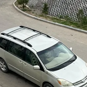 Toyota Sienna 2003