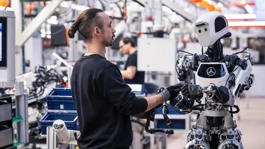 Mercedes-Benz zawodynda robotlar işläp başlady, ýöne olar adamlary çalyşmaz