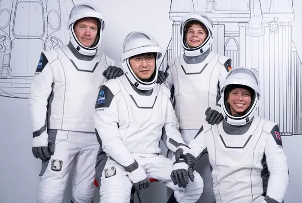 SpaceX polýar orbitasyna ilkinji ekipažly uçuşa taýýarlanýar
