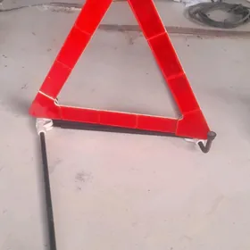 ucbur znak yolda goyulyan
