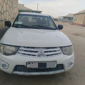 Mitsubishi L200 2011