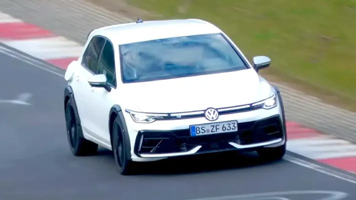 Volkswagen Nýurburgring ýolunda adaty bolmadyk hetçbegi synagdan geçirýär