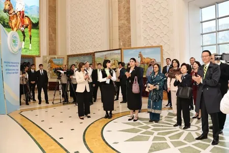 Arkadag şäherinde halkara maslahatynda Gyrgyzystanyň Jemgyýetçilik syýasaty boýunça komitetiniň wekili çykyş etdi