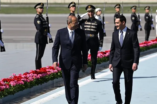 Serdar Berdimuhamedow «Merkezi Aziýa – ÝB» sammitine gatnaşmak üçin Samarkanda bardy