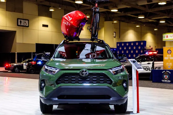 Toyota не успевает за спросом: клиенты выстроились в очередь за гибридами на месяцы