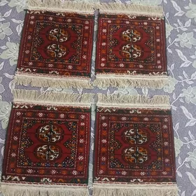 iki onune gyzyl haly