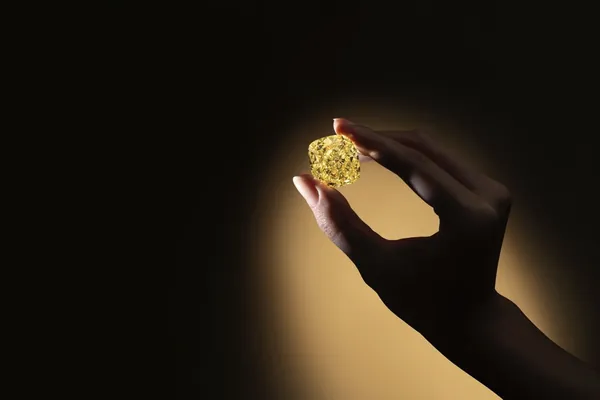 “Alrosa” Russianyň taryhynda iň uly göwheri görkezdi. Ony granlamak üçin iki ýyl gerek boldy