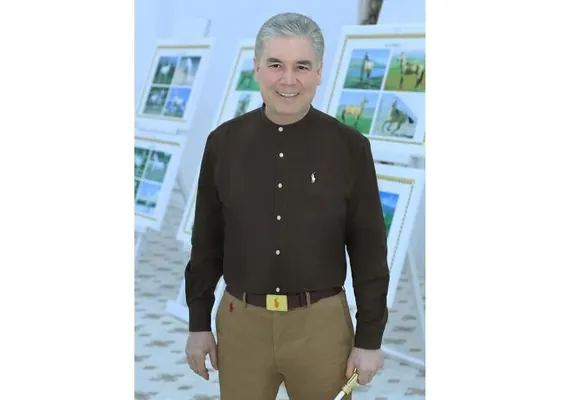 Gurbanguly Berdimuhamedow “Ahalteke atlary” şaýolunyň ugrunda oturdyljak bedewleriň şekilleri bilen tanyşdy