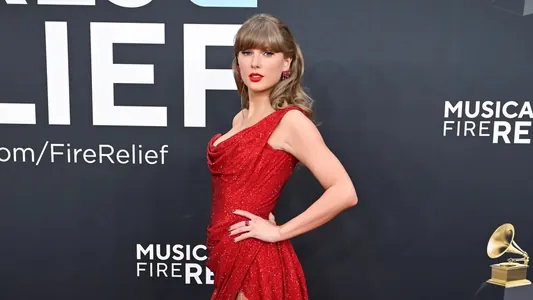 Teýlor Swift winil plastinkalarynyň satuwy boýunça rekord goýdy