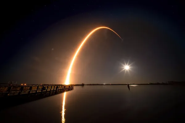 SpaceX Falcon 9 raketasyny 400-nji gezek uçuryp, orbita Starshield hemralaryny çykardy