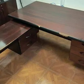 Крепкий офисный стол с тумбой