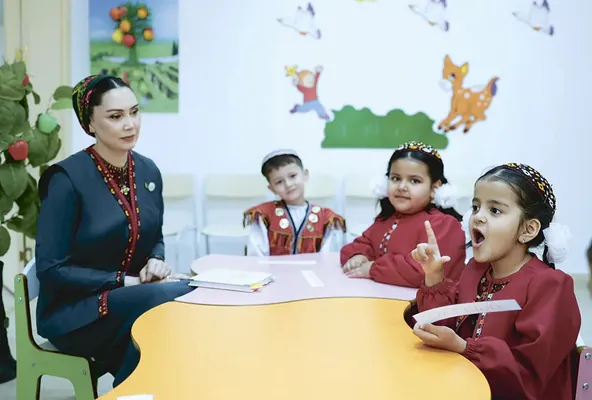 Вице-президент Благотворительного фонда посетила медучреждения Ахалского велаята