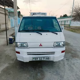 Mitsubishi L300 2005