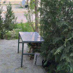 Продаю стол железный