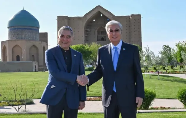 Gurbanguly Berdimuhamedow Gazagystana bardy we Hoja Ahmet Ýasawynyň aramgähine zyýarat etdi