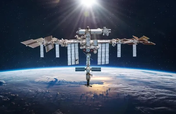 NASA: Трещины и утечки воздуха угрожают безопасности МКС