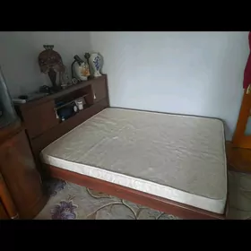 кровать