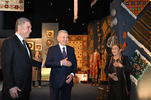 Gurbanguly Berdimuhamedow Samarkantda “Wagtyň salgymlary” atly sergi bilen tanyşdy