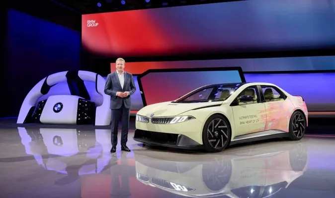 На автосалоне в Шанхае показали юбилейный BMW 3 Series: модели стукнул полтинник