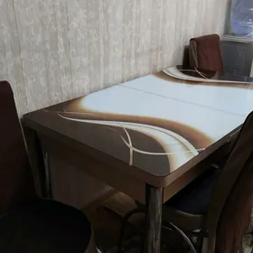 Стол со стульями