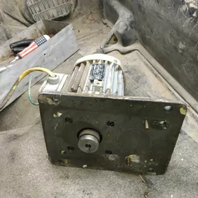 Tokarny motor