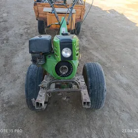 Mini traktor