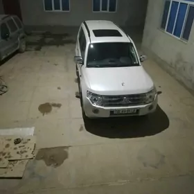 Mitsubishi Pajero 2012