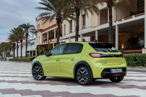 Хэтчбек Peugeot 208 обошел Dacia Sandero по продажам в Европе