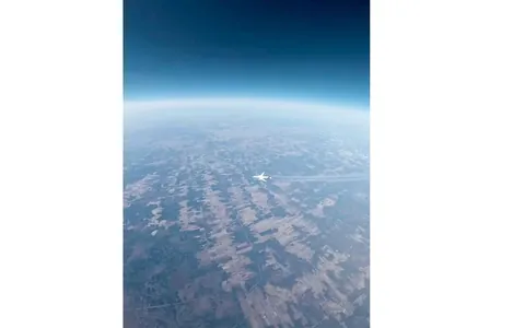 Meteozond aşagyndan sagatda 800 km tizlikde uçup barýan uçary wideo düşürdi
