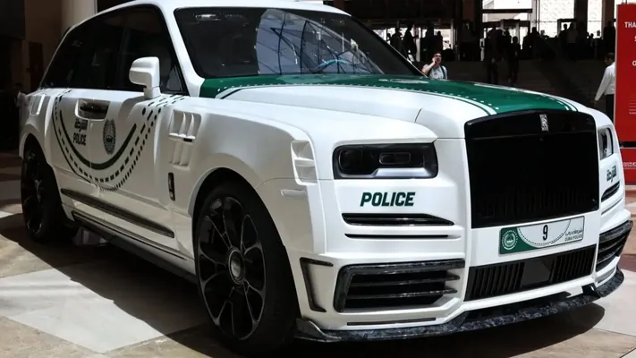 Dubaýyň polisiýasy köçelere Mansory-nyň eksklýuziw Rolls-Royce Cullinan ulagynda gözegçilik eder