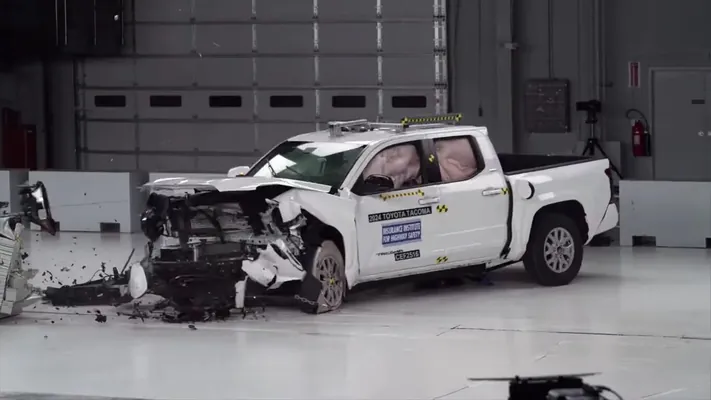 Täze Toyota Tacoma IIHS-niň heläkçilik synagyndan geçip bilmedi, Infiniti QX80 iň ýokary bal gazandy