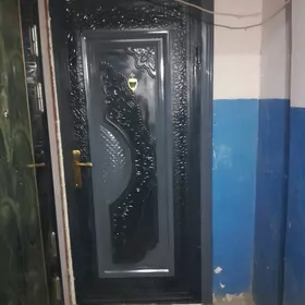 продаю входную дверь железную