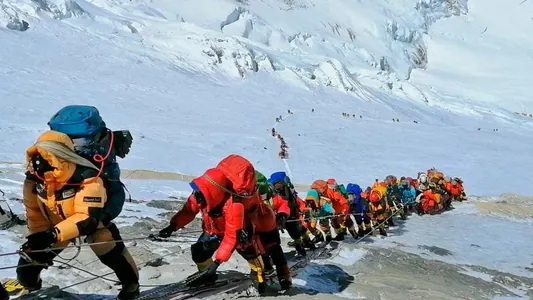 Nepal tejribesiz alpinistleriň Ewereste çykmagyna rugsat bermez