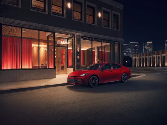Toyota Camry 2026 täze Dark Cosmos reňkine we Nightshade wersiýasyna eýe boldy