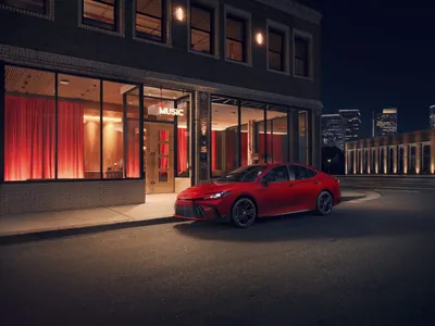 Toyota Camry 2026 täze Dark Cosmos reňkine we Nightshade wersiýasyna eýe boldy