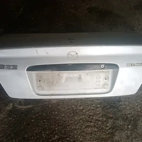 Bagaz mazda 323