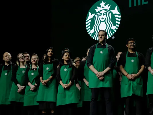 Starbucks awtomatizirlemekden ýüz öwrüp, has köp baristany işe almaga başlady