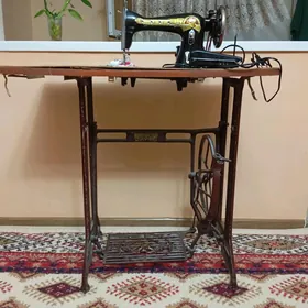ШВЕЙНАЯ МАШИНКА С ПЕДАЛЬЮ
